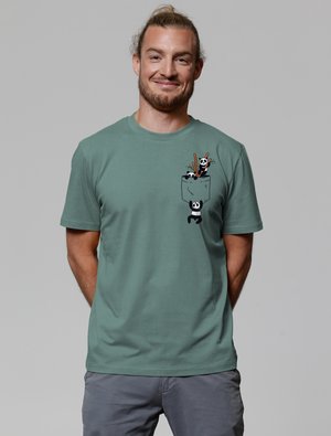 Grafische T-shirt in gedempt groen met een zakontwerp met cartoonpandas. Korte mouwen en ronde halslijn. Zacht stofgevoel.