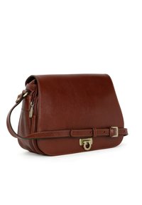 Sac à épaule en cuir marron avec un rabat incurvé, accessoires en or et une sangle réglable. Surface texturée avec une poche latérale zippée.