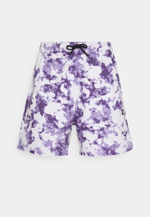 Lila-weiße Batik-Badehose mit schwarzem Kordelzug, elastischem Bund und Seitentaschen auf hellem, einfarbigem Hintergrund.