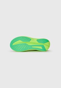 Semelle d'une chaussure en vert fluo, avec une surface texturée agrémentée de d�écoupes circulaires et un design épuré pour une meilleure adhérence et support.