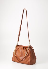 Rjava usnjena torbica z nabiranjem na vrhu, zlatimi verižnimi detajli, nastavljivim trakom in mehko teksturo. Ima ohlapen dizajn.
