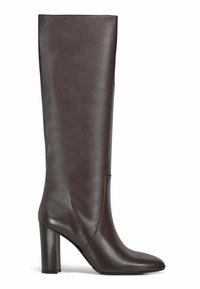 Botte en cuir brun montante avec un bout arrondi, un talon bloc et une texture lisse. Elle présente un design minimaliste sans hardware visible.