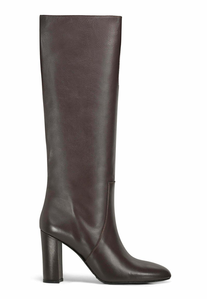 Botte en cuir brun montante avec un bout arrondi, un talon bloc et une texture lisse. Elle présente un design minimaliste sans hardware visible.