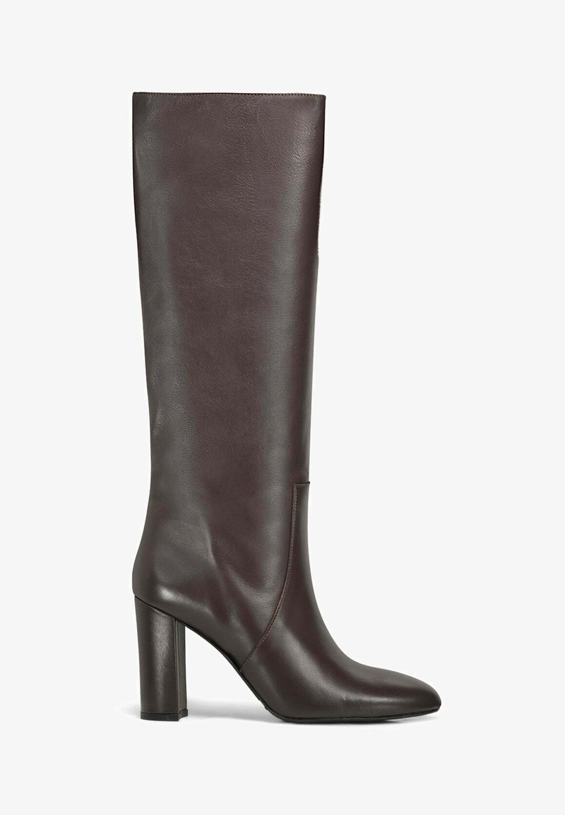 Botte en cuir brun montante avec un bout arrondi, un talon bloc et une texture lisse. Elle présente un design minimaliste sans hardware visible.