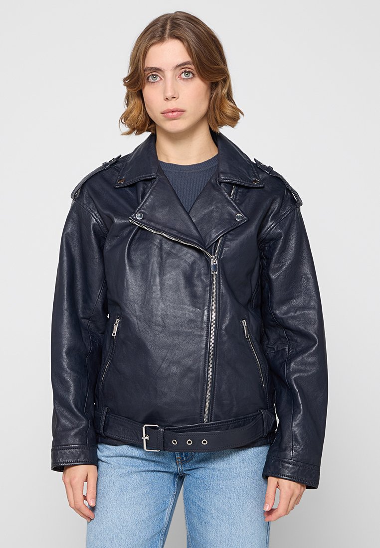 Mörkblå läderbikerjacka med en strukturerad krage, asymmetrisk dragkedja, sidofickor och spänndetaljer i midjan. Texturerad yta.