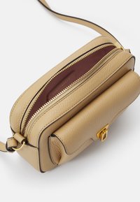 Coccinelle BEAT SOFT - Borsa a tracolla - fresh beige