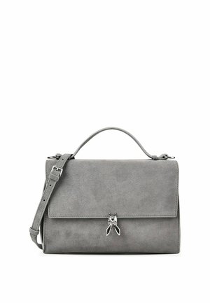Borsa grigia in camoscio con manico superiore e tracolla regolabile, con fibbia argentata a forma di insetto sulla pattina frontale.
