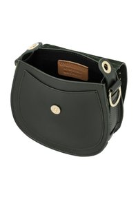 Borsa a spalla in pelle verde con forma arrotondata, dotata di chiusura a scatto dorata, dettagli metallici e fodera interna in suede.