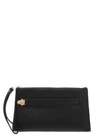 Schwarze Lederclutch mit strukturierter Oberfläche, ausgestattet mit einem Reißverschluss und einem goldfarbenen Metallakzent. Inklusive Handschlaufe für bequemes Tragen.