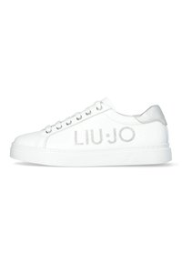 Sneaker bianco con esterno in pelle liscia, dettagli argentati e logo testurizzato "LIU·JO". Presenta sei occhielli e una suola piatta in gomma.