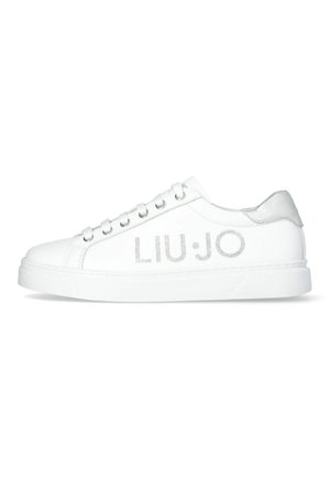 Sneaker bianco con esterno in pelle liscia, dettagli argentati e logo testurizzato "LIU·JO". Presenta sei occhielli e una suola piatta in gomma.