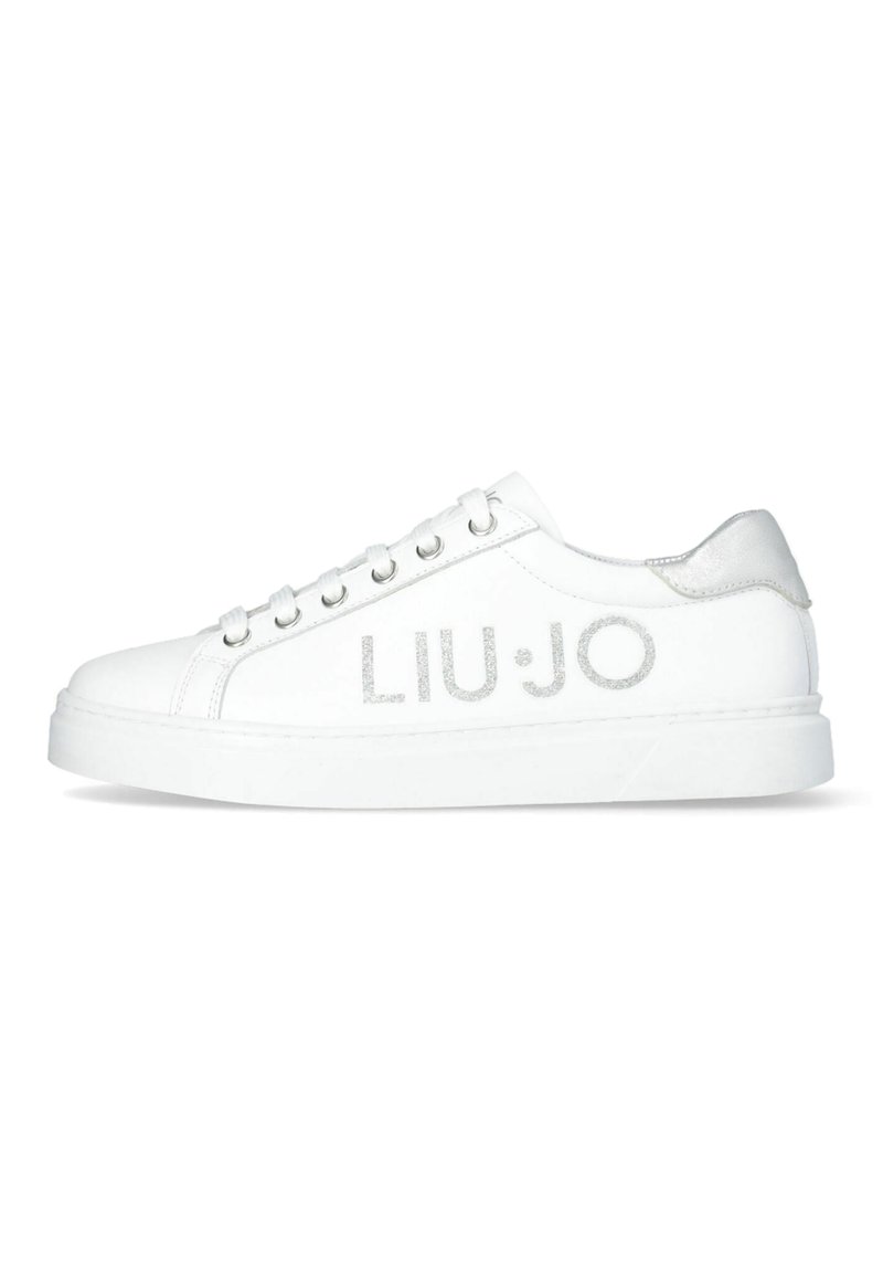 Sneaker bianco con esterno in pelle liscia, dettagli argentati e logo testurizzato "LIU·JO". Presenta sei occhielli e una suola piatta in gomma.