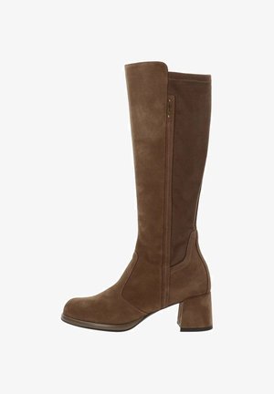 Bottines en daim marron, arrivant au genou, avec un bout carré et un talon carré, dotées d'une fermeture éclair latérale et de subtils détails de couture.