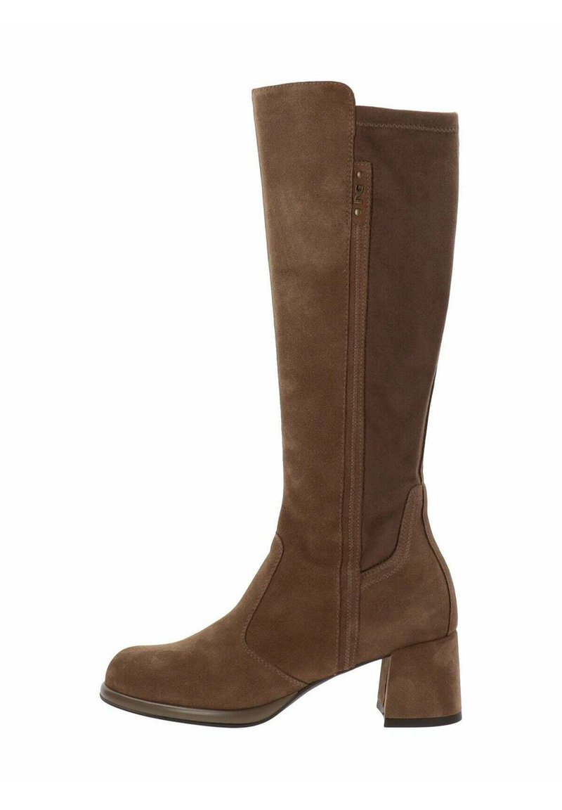 Bottines en daim marron, arrivant au genou, avec un bout carré et un talon carré, dotées d'une fermeture éclair latérale et de subtils détails de couture.