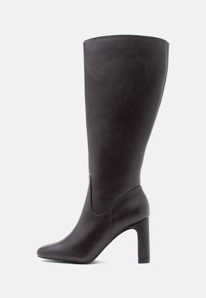 Høye svarte lærstøvletter med spiss tå og blokkhel. Glatt tekstur og minimalistisk design med en subtil buet sømdetalj.