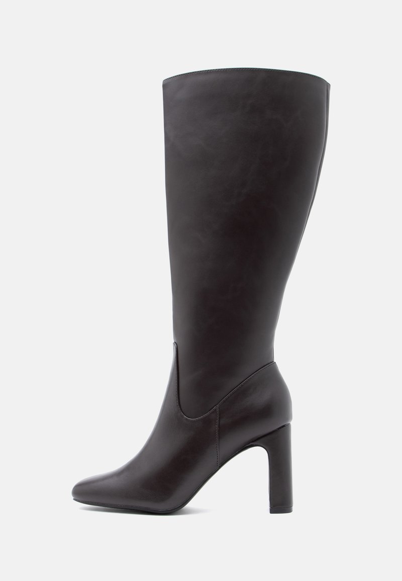 Μαύρες δερμάτινες μπότες μέχρι το γόνατο με μυτερή μύτη και χοντρό τακούνι. Λείο  υφή και μίνιμαλ σχέδιο με διακριτική καμπυλωτή ραφή.