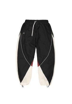 Czarne spodnie dresowe z białymi i czerwonymi geometrycznymi panelami, elastycznym pasem z białym sznurkiem, zamykanymi na zamek kieszeniami bocznymi oraz elastycznymi ściągaczami z regulacją.