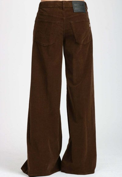 Pantaloni palazzo marroni con tasche posteriori e un'etichetta nera del marchio sulla vita, mostrati su uno sfondo neutro.