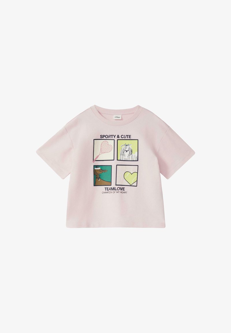 Světle růžové dětské tričko se čtyřmi čtvercovými ilustracemi: tenisová raketa, bílý pes, hnědý pes a žluté srdce, s nápisem „Sporty & Cute“.
