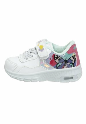 Baskets blanches pour enfants avec motif de papillon, talon rose, fermeture à scratch et lacets à l'avant sur fond blanc.
