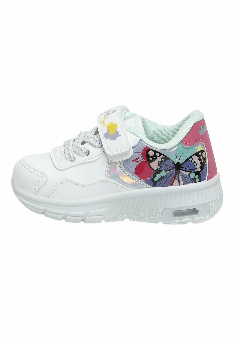 Baskets blanches pour enfants avec motif de papillon, talon rose, fermeture à scratch et lacets à l'avant sur fond blanc.