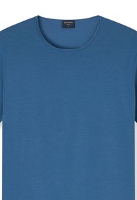 T-shirt blu con scollo rotondo realizzata in morbido cotone. Presenta una consistenza liscia e un design minimalista con un'etichetta al collo.