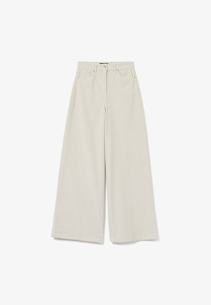 Pantaloni beige a gamba larga in cotone. Presentano una vita alta con bottone e cerniera, due tasche frontali e una texture liscia.