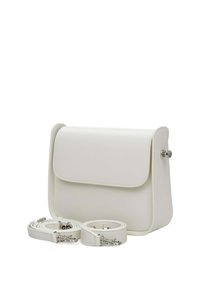 Bílá kožená kabelka s klopou, stříbrné kovové prvky a dvě odnímatelné popruhy. Hladký povrch a minimalistický design.