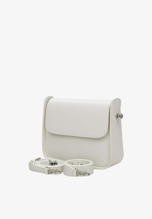 Witte leren schoudertas met een klep sluiting, zilveren hardware en twee afneembare banden. Zachte textuur en minimalistisch ontwerp.