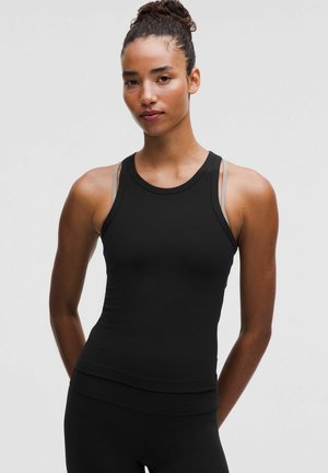 Schwarzes sportliches Tanktop mit rundem Ausschnitt und dünnen, kontrastierenden Trägern. Glatte Textur und tailliertes Design, geeignet für aktive Freizeitkleidung.