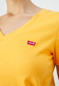 Levi's® PERFECT VNECK - Navadna majica - orange