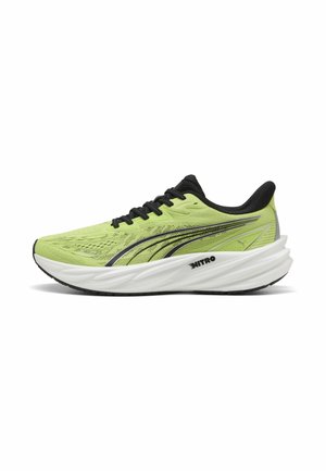Hellgrüner Laufschuh mit schwarzen Schnürsenkeln, schwarzem Innenfutter, weißer dicker Sohle mit der Aufschrift "NITRO," und silbernem Puma-Logo an der Seite.