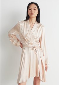Cras LAURA DRESS - Koktélruha / Partiruha - champagne white