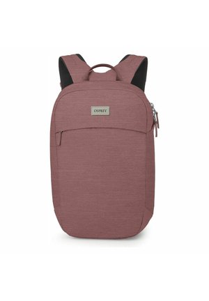 Zaino compatto Osprey color rosa polvere con spallacci imbottiti, tasca anteriore con cerniera e maniglia superiore per il trasporto.