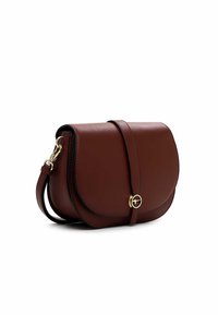 Borsa a tracolla in pelle marrone con una parte superiore arcuata, chiusura magnetica e un accento circolare dorato. Caratterizzata da una tracolla regolabile e una superficie liscia.
