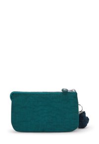 Teal, textuurstof portemonnee met een ritsluiting, voorzien van een blauwe pomponaccent en een metalen sleutelhanger. Compact en rechthoekig.