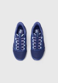 Des chaussures de sport bleues fabriquées en maille et en matériaux synthétiques, avec six œillets et des lacets bleu clair. Semelle épaisse pour le confort, avec un logo discret.