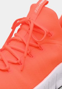 Nike Performance FREE METCON 6 - Trening copati - orange/white/blue/black