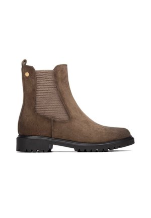 Stivale Chelsea in camoscio marrone con pannello elastico laterale, tirante e suola carrarmato nera, mostrato di profilo destro su sfondo bianco.