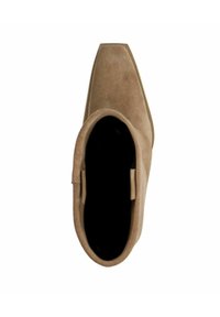 Beige Wildleder-Ankle-Boot mit quadratischer Zehenpartie und texturiertem Finish, ausgestattet mit einem schwarzen Innenfutter und minimalistischen Designelementen.