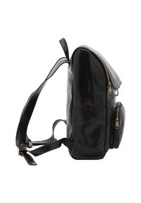 Zaino in pelle nera con una texture liscia, dotato di un compartimento principale con zip e due tasche frontali con accenti in hardware dorato.