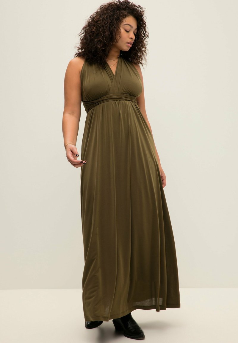Olivegrünes, ärmelloses Maxikleid aus weichem Stoff, mit einem Wickeldesign im Oberteil und einem fließenden Rock, der bis zu den Knöcheln reicht.
