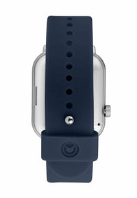 Marine blauwe siliconen bandhorloge met een rechthoekige zilveren kast, ronde zijknop en verstelbare gaten voor maatvoering.
