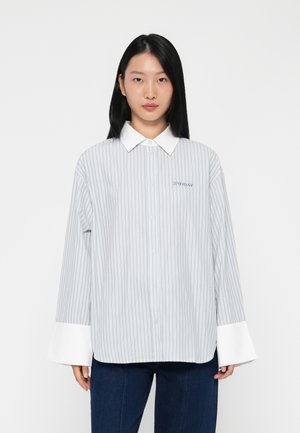 Gestreifte Button-Up-Hemd in Hellgrau und Weiß, mit langen Ärmeln, einem kontrastierenden weißen Kragen und "2NDAY" auf der Brust gestickt.