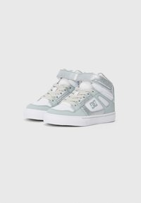 Hohe Sneaker in Hellblau und Weiß, aus Leder und Mesh-Materialien, mit gepolstertem Schaft, Schnürung an der Vorderseite und seitlichem Klettverschluss.