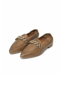 Brune læder loafers med spids tå, prydet med en guldkædeaccent foran og en lav hæl. Glat tekstur, simpelt design.