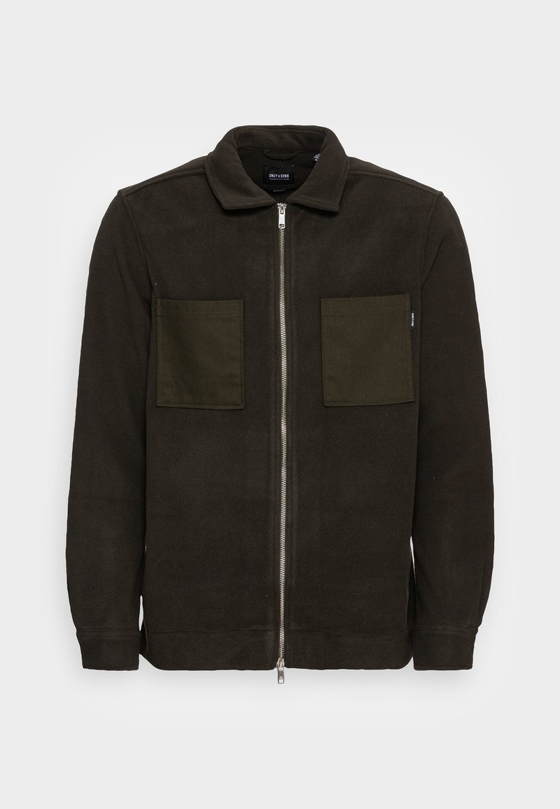 Chaqueta de forro polar con cremallera en verde oscuro, con cuello y dos grandes bolsillos cuadrados en el pecho, mostrada sobre un fondo claro y liso.