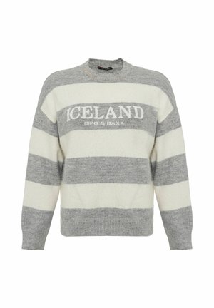 Pull rayé gris et blanc avec un col rond et le texte "ICELAND" en lettres majuscules sur la poitrine. Tissu doux et texturé.