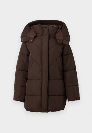 Manteau d'hiver rembourré marron avec col montant et capuche amovible, manches longues et poches avant, présenté sur fond blanc uni.