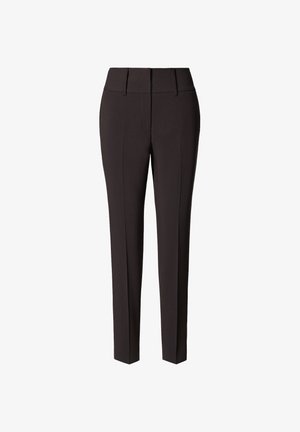 Czarne, dopasowane spodnie z wysokim stanem, prostymi nogawkami i plisą. Wykonane z gładkiej tkaniny, bez widocznych ozdób.